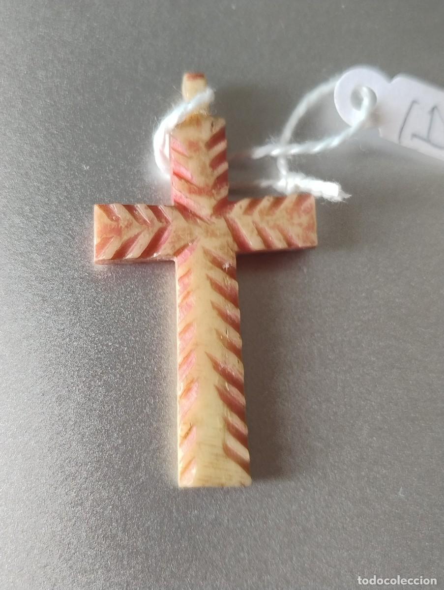 Antig&uuml;edades: Antiguo crucifijo para colgante unos 4 x 2 cm pasta o similar