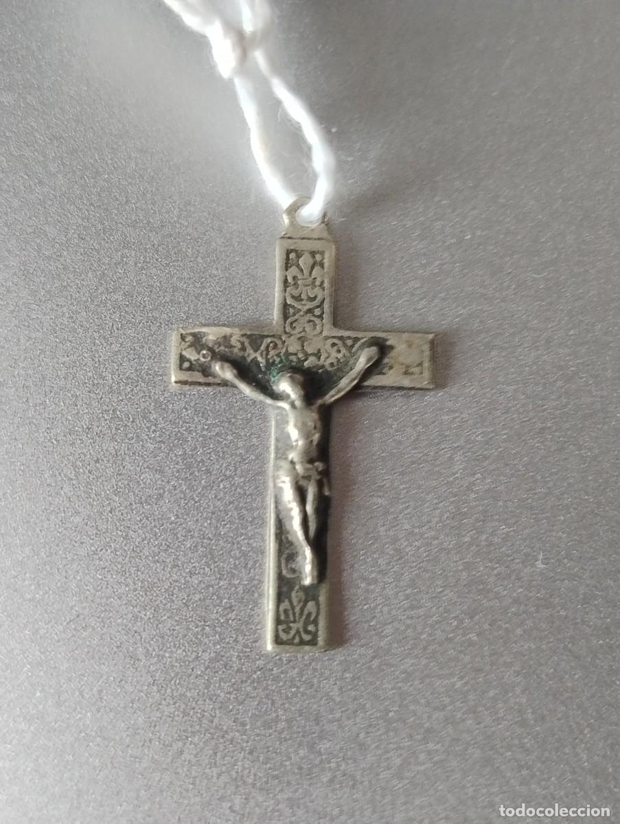 Antig&uuml;edades: Antiguo crucifijo para colgante unos 1,5 x 2,50 cm metal con relieve