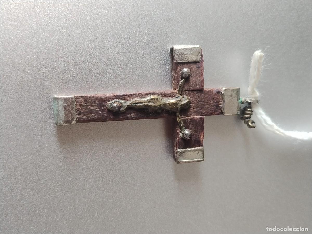 Antig&uuml;edades: Antiguo crucifijo para colgante unos 4 x 2,50 cm metal con relieve y madera