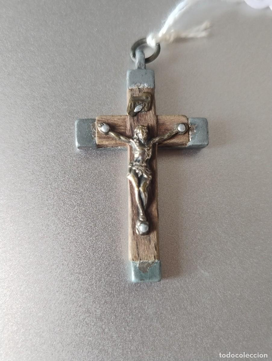 Antig&uuml;edades: Antiguo crucifijo para colgante unos 4 x 2,50 cm metal con relieve y madera