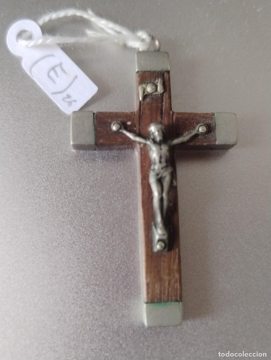 Antig&uuml;edades: Antiguo crucifijo para colgante o rosario unos 4,50 x 2,50 cm metal con relieve y madera