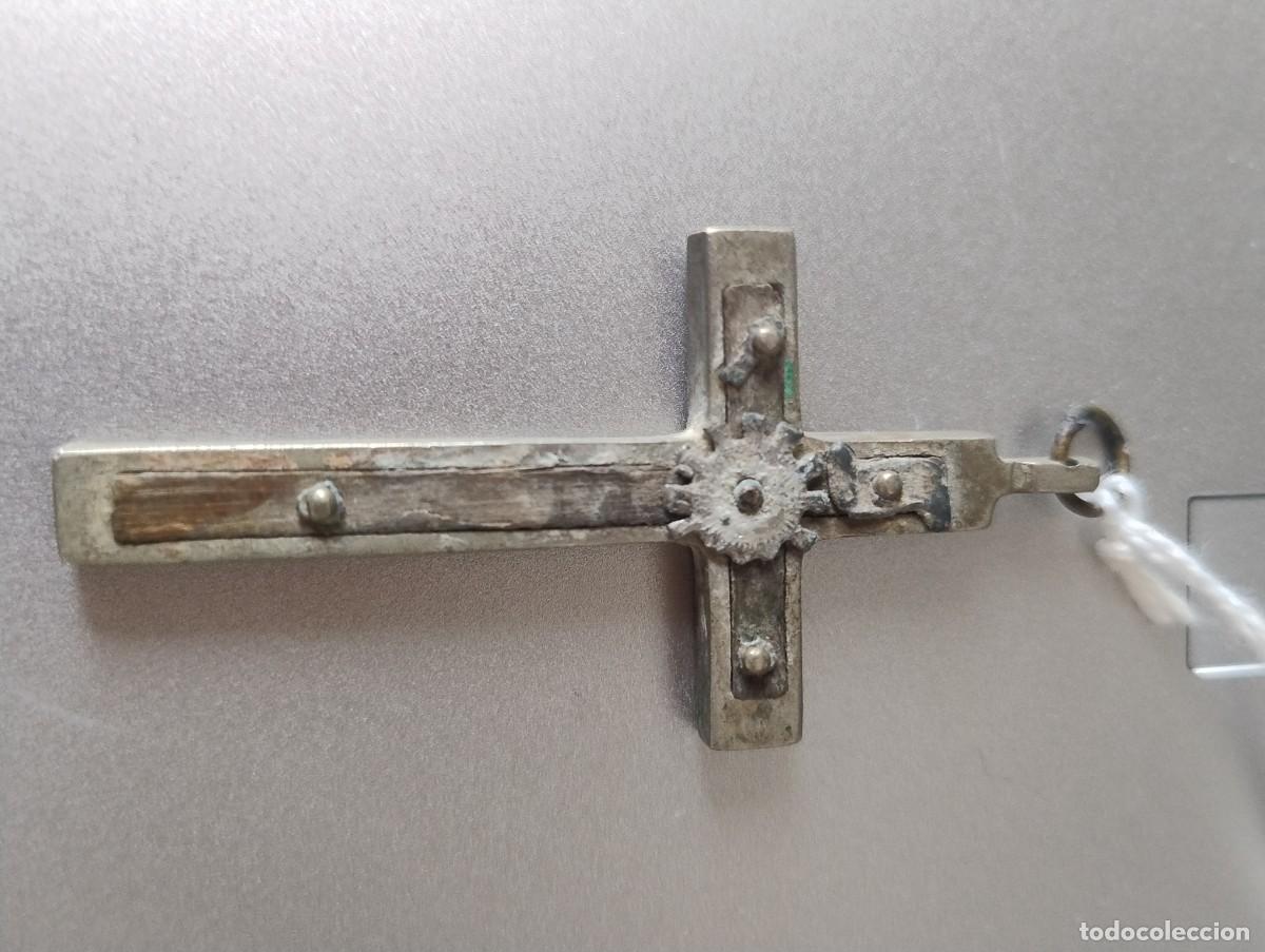 Antig&uuml;edades: Antiguo crucifijo para colgante o rosario unos 5,5 x 3 cm metal