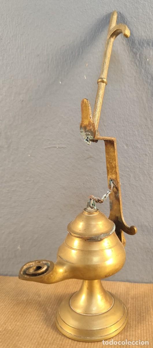 Antig&uuml;edades: L&aacute;mpara de aceite en bronce con soporte y gancho