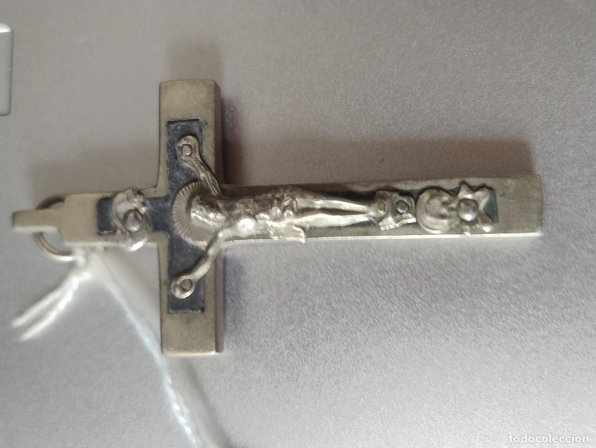 Antig&uuml;edades: Antiguo crucifijo para colgante o rosario unos 6 x 3 cm metal con relieve