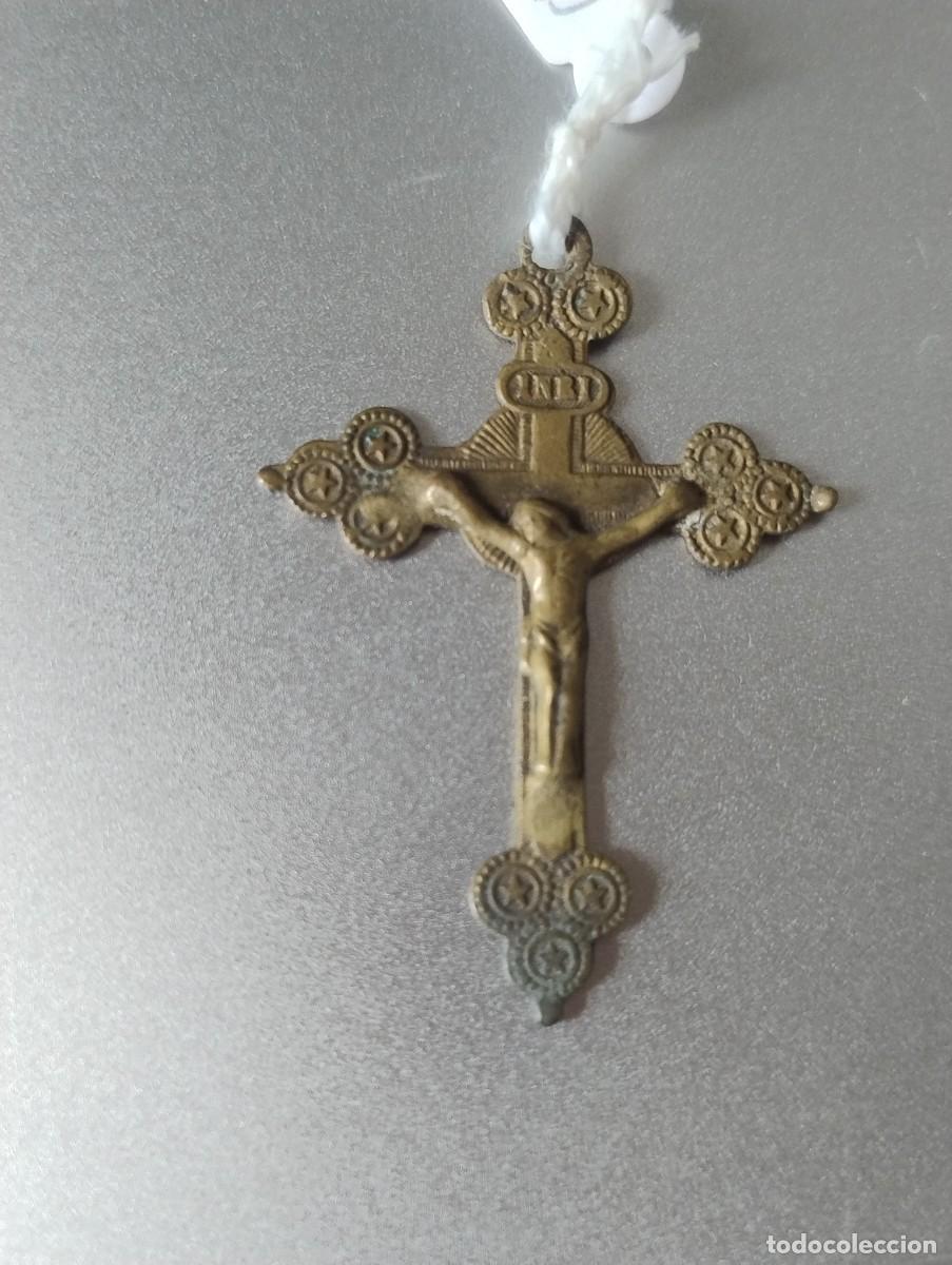 Antig&uuml;edades: Precioso y antiguo crucifijo para colgante o rosario unos 4,50 x 3 cm metal en relieve.