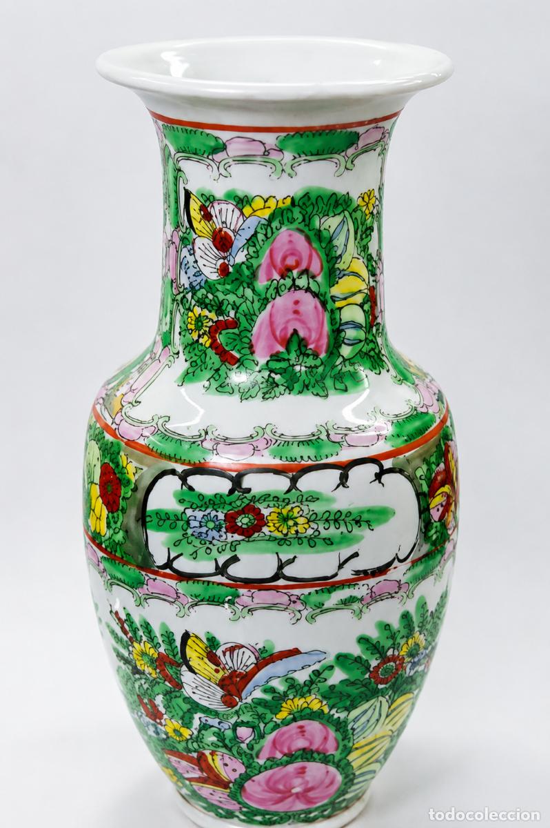 Antig&uuml;edades: Antiguo jarr&oacute;n de porcelana &rdquo;Fabricado en Macau&rdquo; &ndash; Pintado a mano &ndash; Decoraci&oacute;n floral y mariposas &ndash;