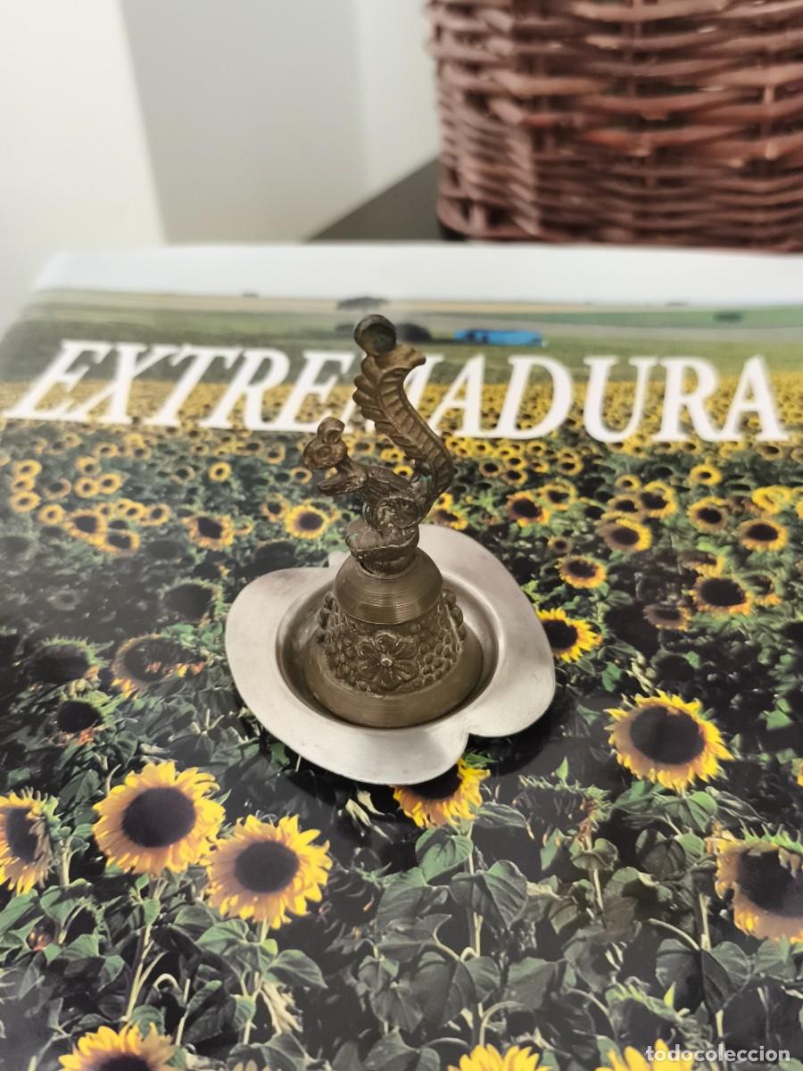 Antig&uuml;edades: Campanilla cola de ardilla en bandejita de manzana.