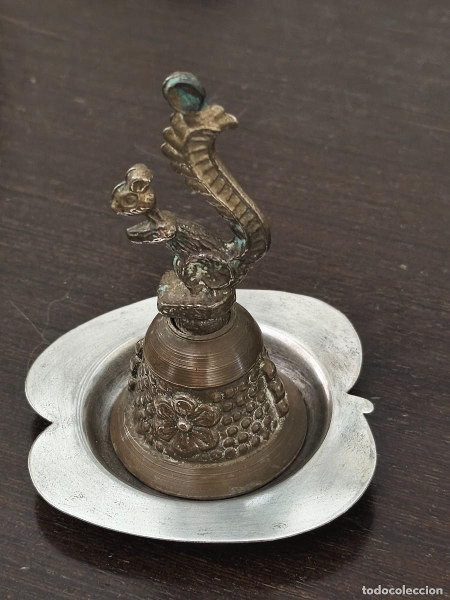 Antiques: Campanilla cola de ardilla en bandejita de manzana.