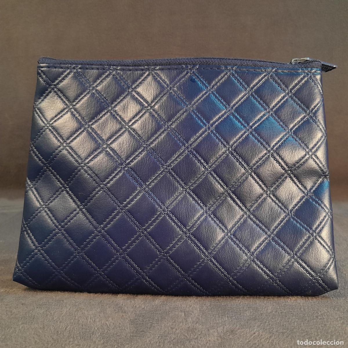 Antiquit&auml;ten: BL-80. BOLSO COLOR AZUL EFECTO ACOLCHADO ESTEE LAUDER. SIGLO XX