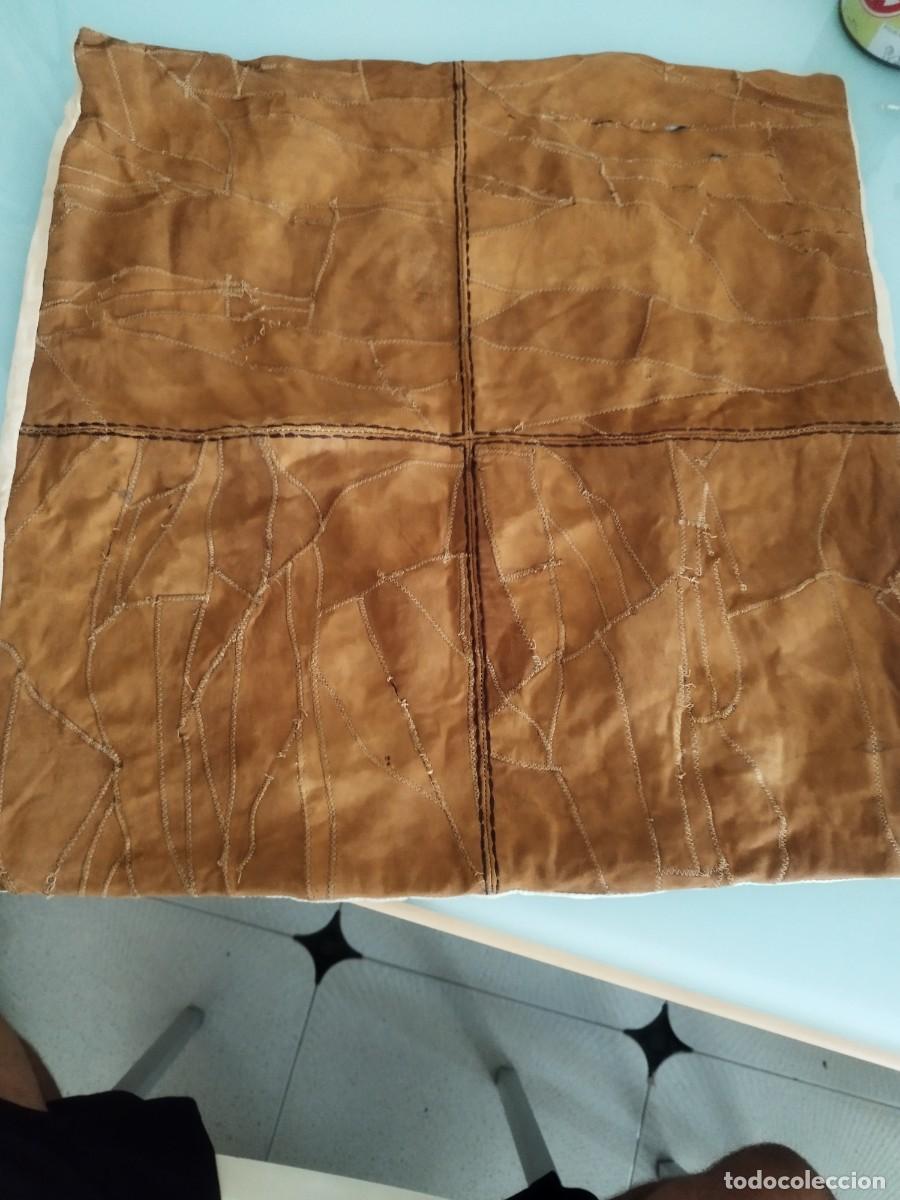 Antig&uuml;edades: Funda de coj&iacute;n patchwork de color marr&oacute;n.