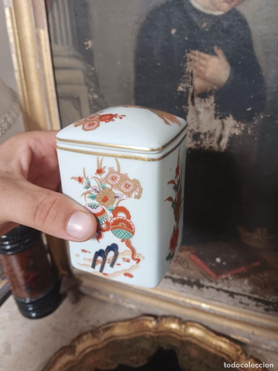 Antig&uuml;edades: caja de porcelana de la marca portuguesa Vista Alegre pertenece a la colecci&oacute;n Samurai.Presenta una
