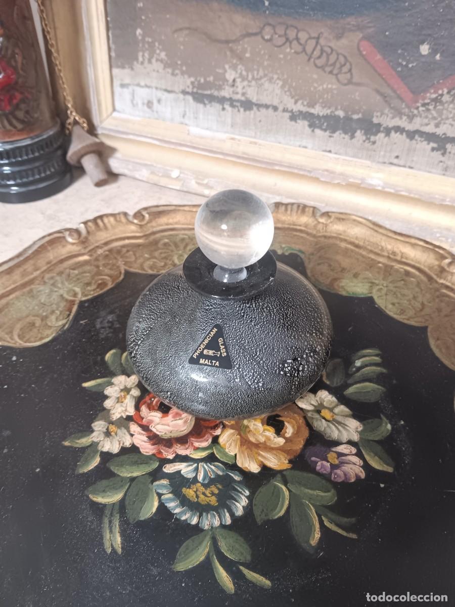 Antig&uuml;edades: frasco de perfume vintage de vidrio soplado artesanal, fabricado por la reconocida marca Phoenician