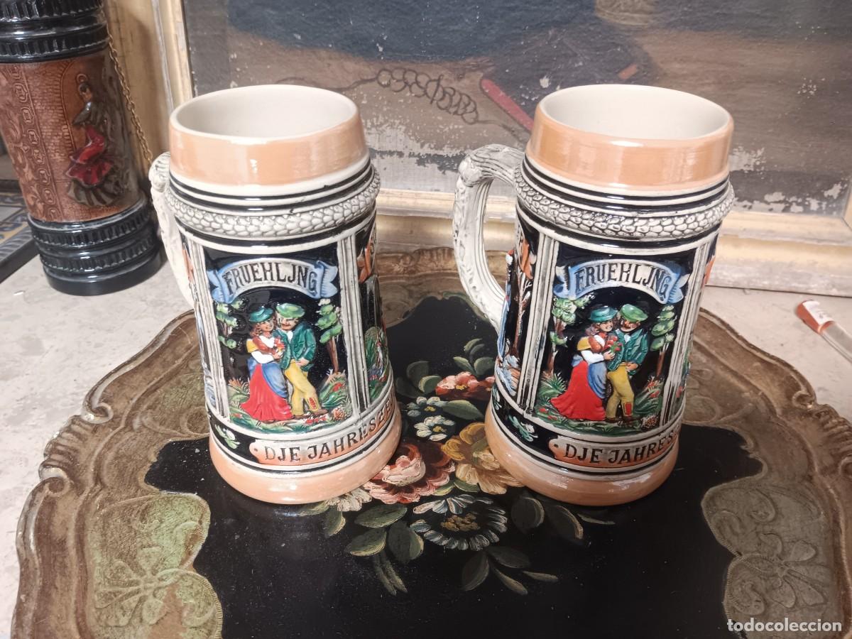Antig&uuml;edades: jarra de cerveza alemana de cer&aacute;mica presenta un relieve que representa una escena tradicional b&aacute;var