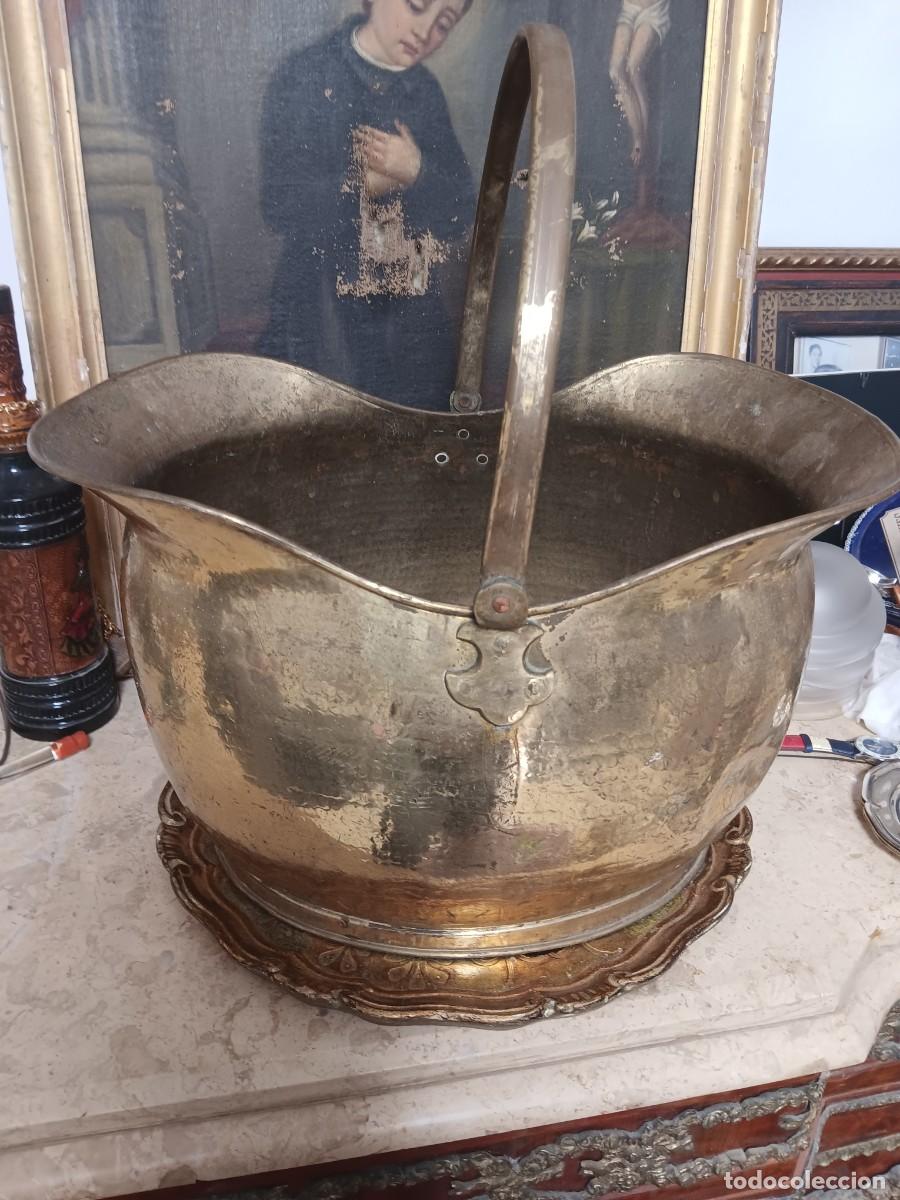 Antig&uuml;edades: carbonera antigua de lat&oacute;n, com&uacute;nmente conocida como &rdquo;scuttle&rdquo; de carb&oacute;n con forma de casco, popular