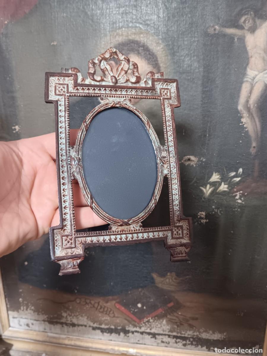 Antig&uuml;edades: marco de fotos de estilo vintage presenta un dise&ntilde;o ovalado con detalles ornamentados en relieve y u
