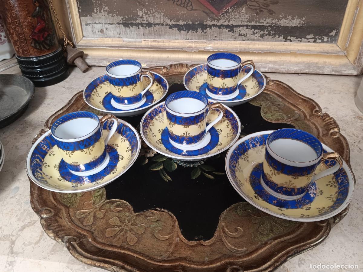Antig&uuml;edades: conjunto de tazas y platos de moca de porcelana presenta un dise&ntilde;o cl&aacute;sico en azul cobalto y detalle