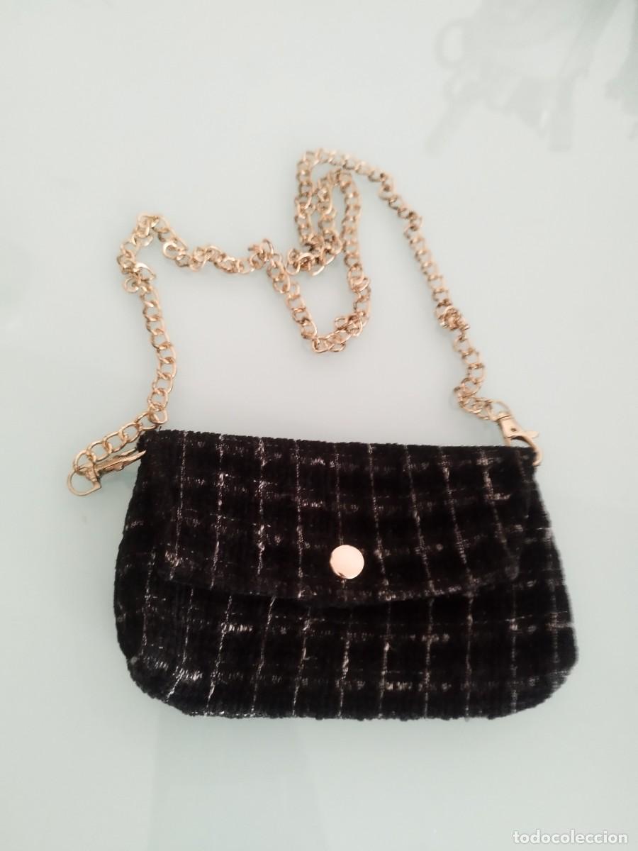 Antig&uuml;edades: Bolso de hombro peque&ntilde;o en tweed negro con cuadros plateados y cadena dorada.