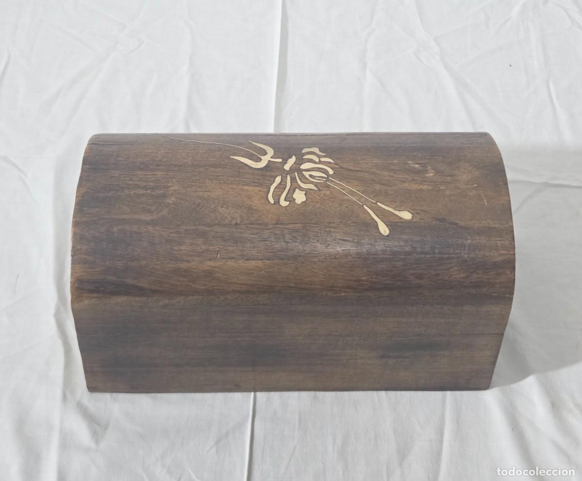 Antig&uuml;edades: Caja de madera en forma de baul con detalles incrustados de hueso