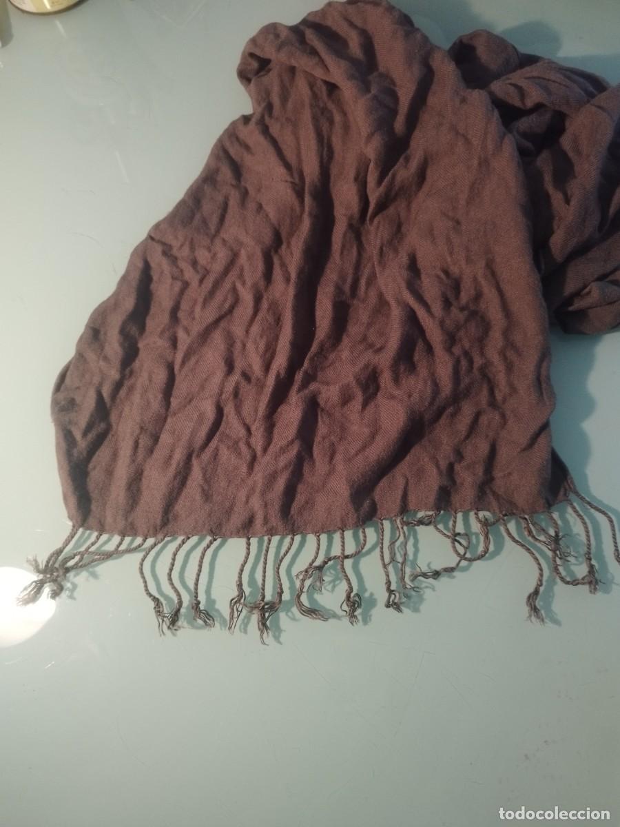 Antig&uuml;edades: Pa&ntilde;uelo grande para cuello. De color marr&oacute;n, tierra. Con flecos.
