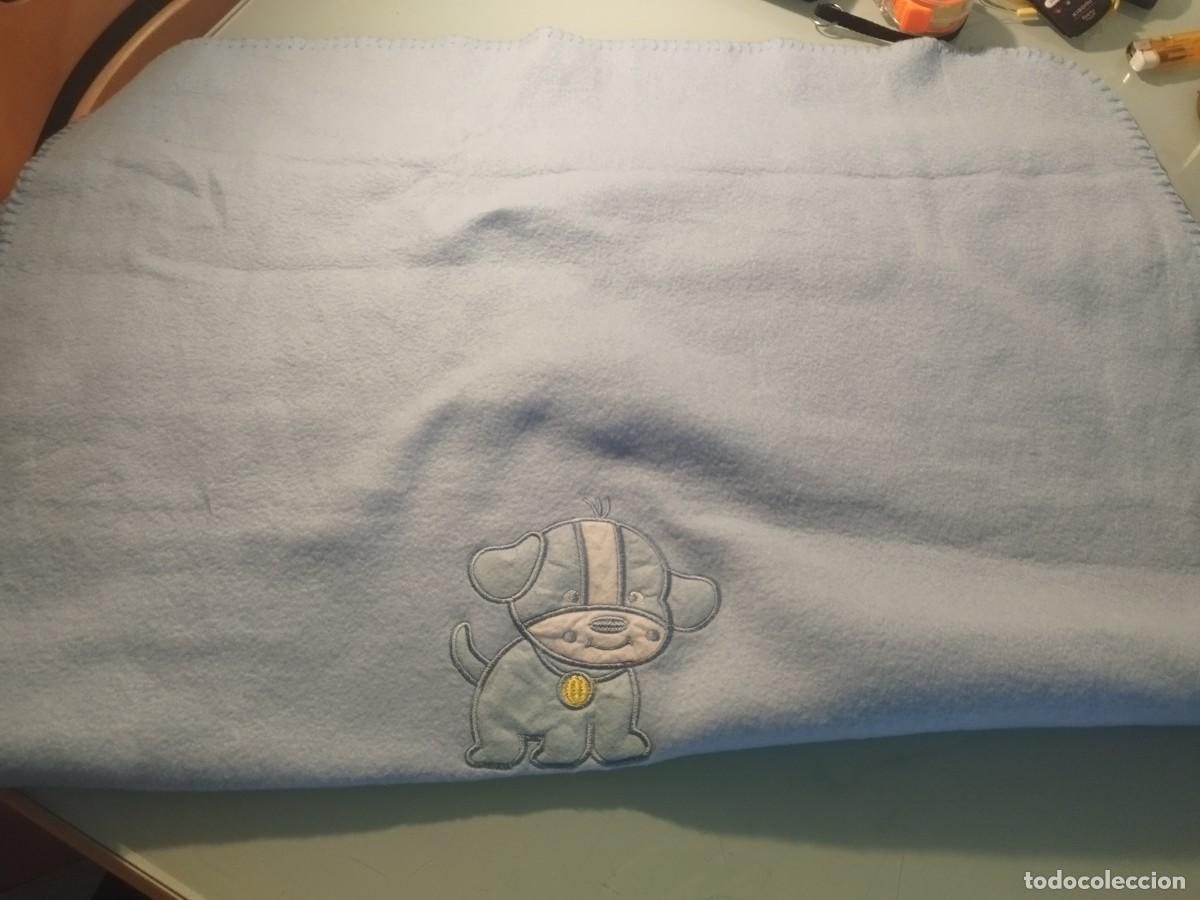 Antig&uuml;edades: Manta de color azul, con bordado de un perro. Para bebe, cuna. Cama.