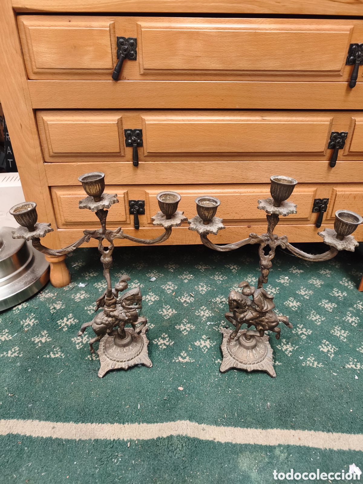Antig&uuml;edades: Pareja de candelabros antiguos de bronce - 3 brazos - Figuras ecuestres de jinetes / caballeros medi