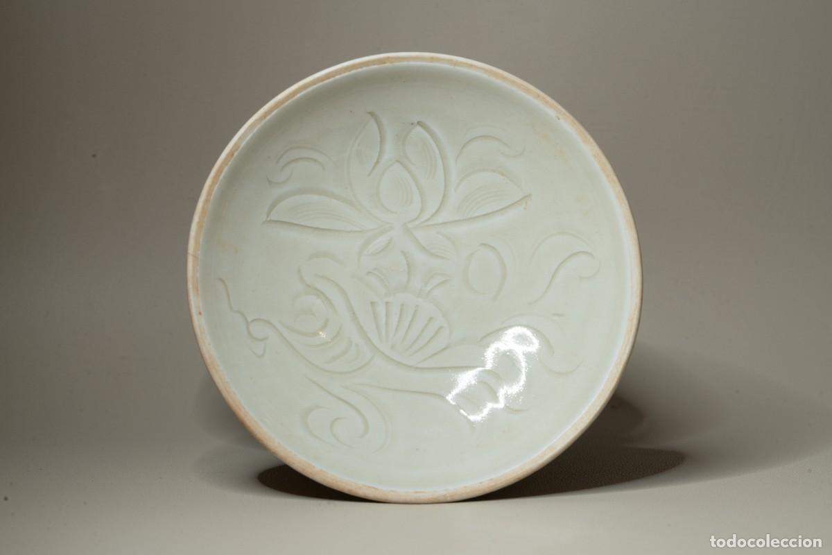 Antig&uuml;edades: Plato de porcelana blanca con motivo de loto, horno Ding, Song del Norte, China (960-1127 d. C.)