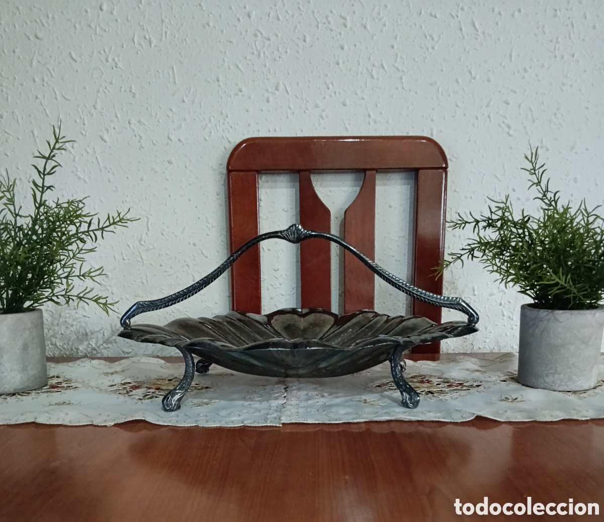 Antig&uuml;edades: Centro Mesa Antiguo Plata Punzonada. Medidas 37 X 27 X 19 cm. Peso 750 gr.