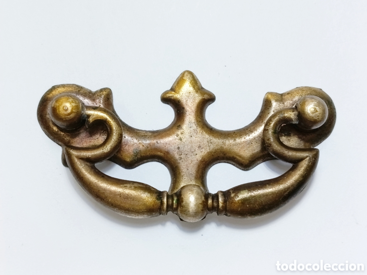 Antig&uuml;edades: Antiguo tirador embellecedor vintage para mueble, metal color oro, largo 7.5 cm