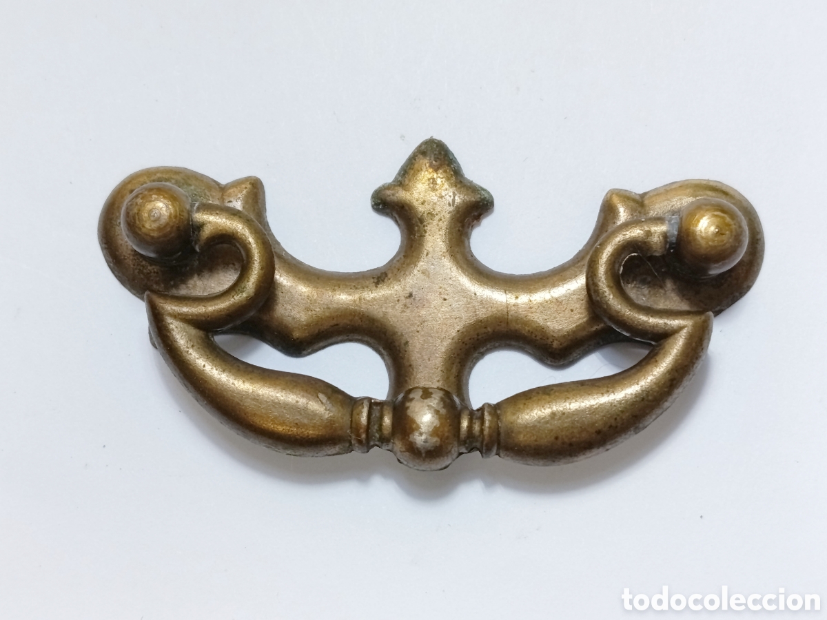 Antiques: Antiguo tirador embellecedor vintage para mueble, metal color oro, largo 7.5 cm