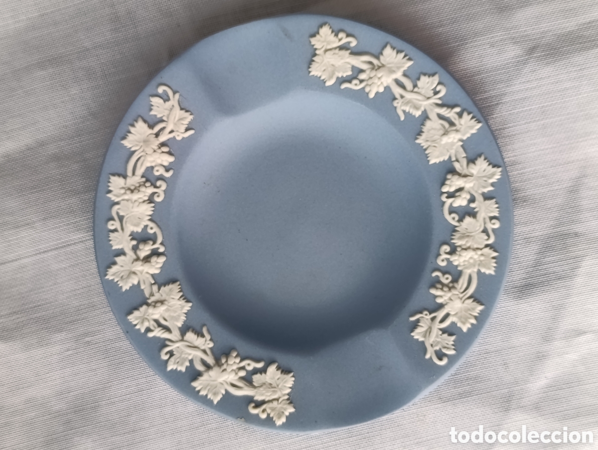 Antig&uuml;edades: Cenicero / Platillo Wedgwood Jasperware Azul &ndash; Guirnalda de Hojas de Vid y Uvas (10 cm)