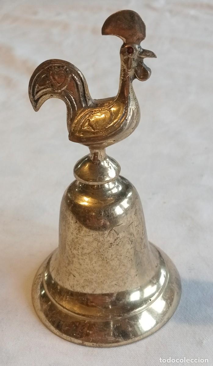 Antig&uuml;edades: CAMPANA DE BRONCE DE MESA CON GALLO