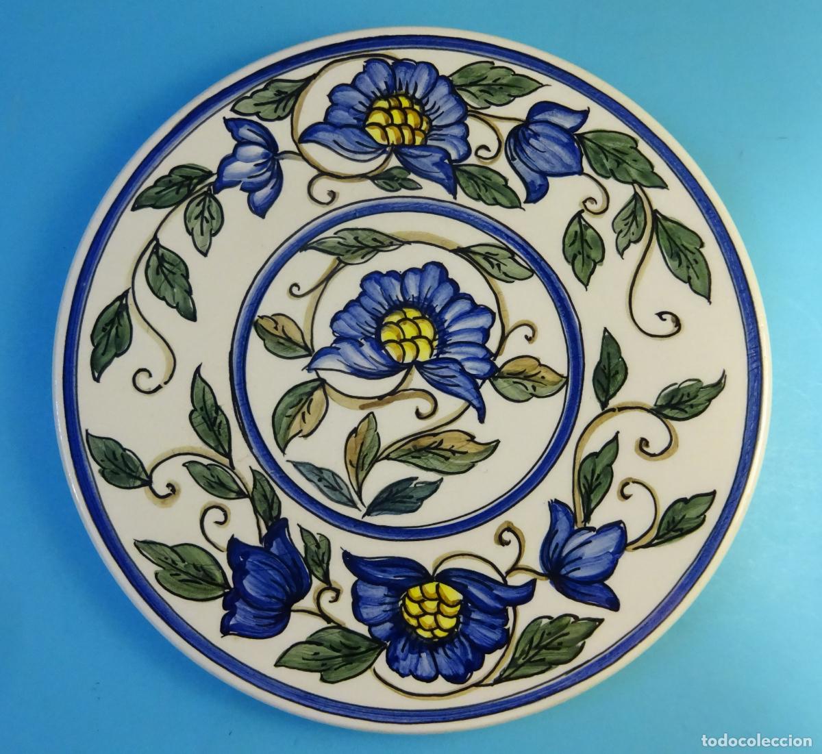 Antig&uuml;edades: PLATO PINTADO A MANO CON DECORACI&Oacute;N MOTIVOS VEGETALES. MANISES. DI&Aacute;METRO 26 CM. FALLERO HONOR