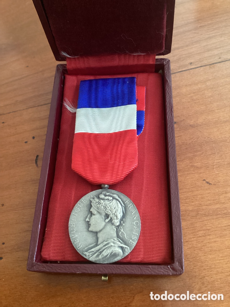 Antig&uuml;edades: Medalla condecoraci&oacute;n de Minist&egrave;re du Travail et de la Securit&eacute; Sociale. Francia 1949 grabada.