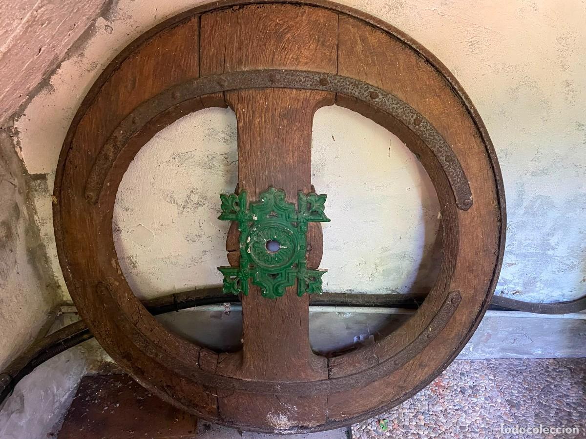 Antig&uuml;edades: Antigua rueda de carro gallego. Madera y Hierro Fundido con Adorno Central Ornamental