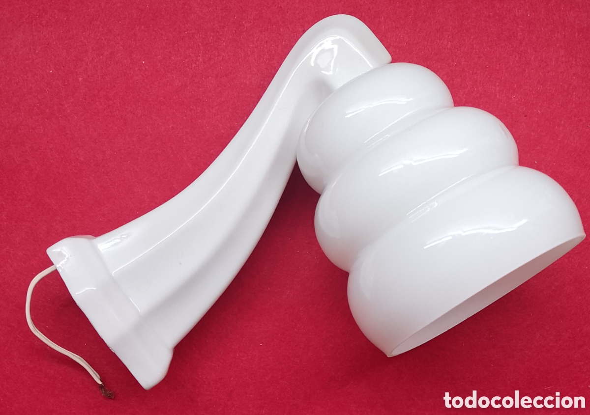 Antig&uuml;edades: Aplique de cer&aacute;mica o loza esmaltada art deco con tulipa de opalina