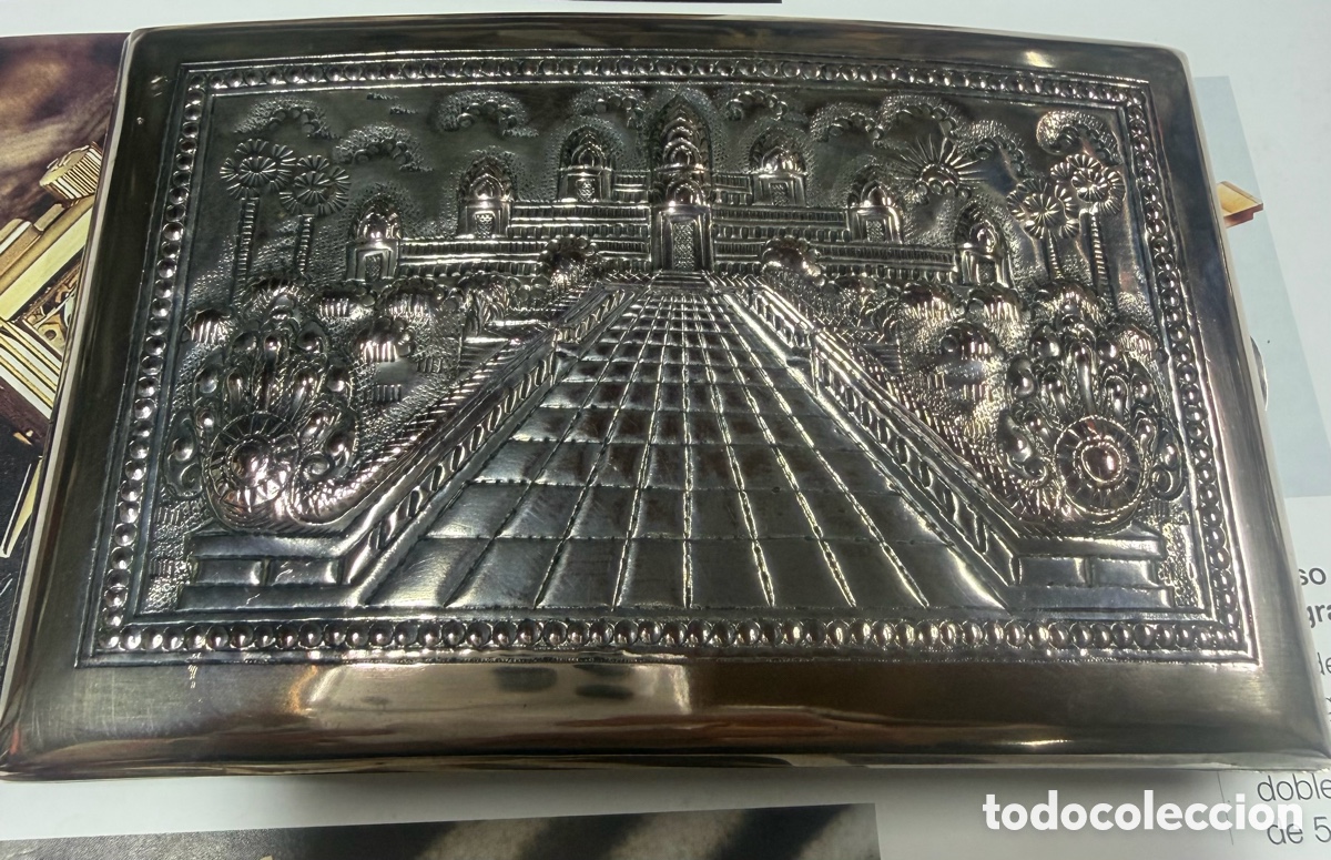 Antig&uuml;edades: Pitillera antigua repujada paisaje oriental