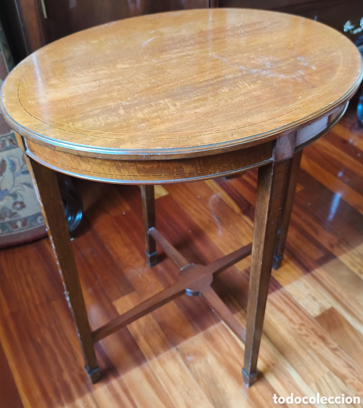 Antig&uuml;edades: Mesa auxiliar ovalada velador estilo ingl&eacute;s en caoba con marqueter&iacute;a y travesa&ntilde;o en X