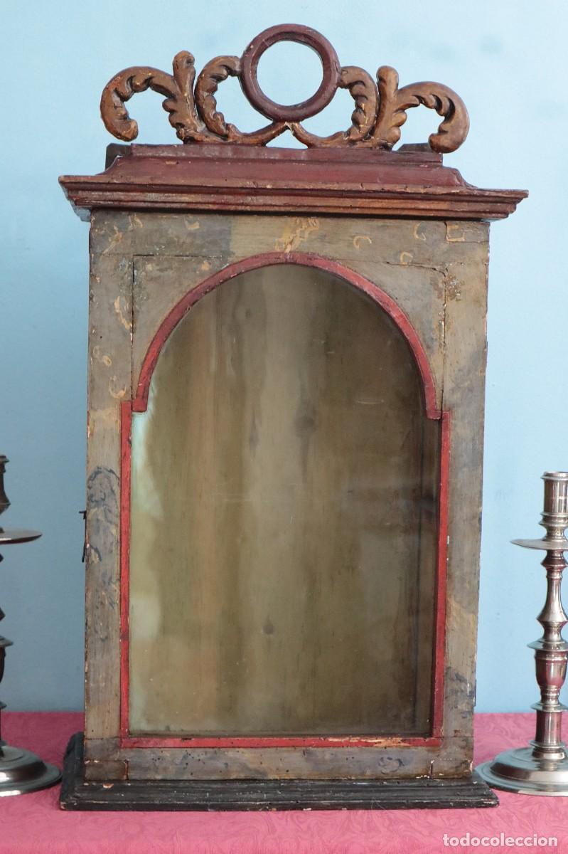 Antig&uuml;edades: Hornacina o capilla elaborada en madera policromada. Siglo XVIII. Mide 65 cm de altura.