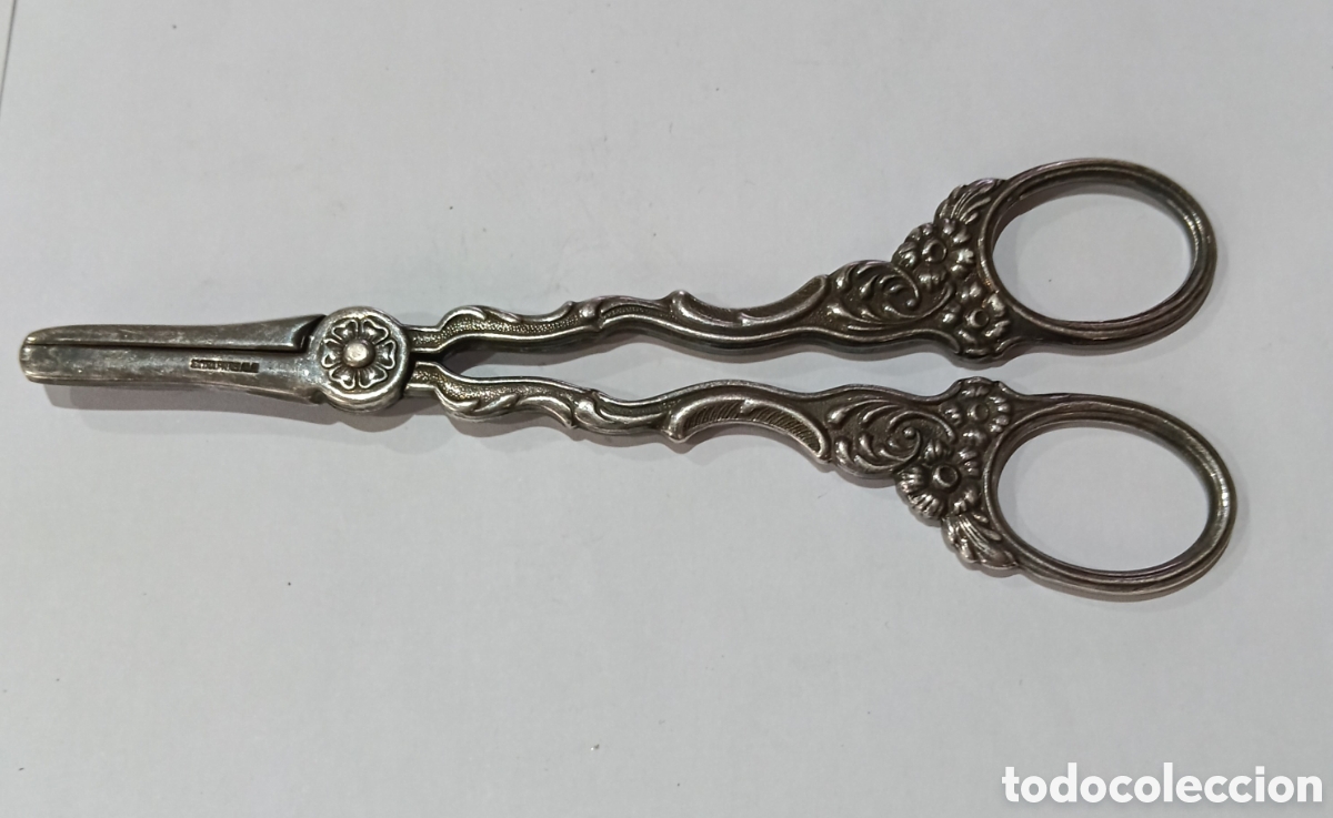 Antig&uuml;edades: Tijeras Antigua de Plata Punzonada. Peso 55 gr. M&aacute;s Art&iacute;culos de Plata en mi perfil.