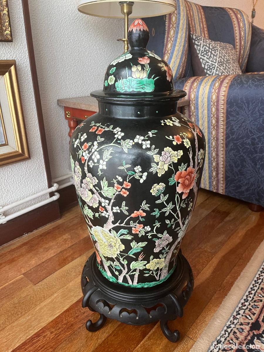 Antig&uuml;edades: Jarr&oacute;n chino negro con decoraci&oacute;n floral y peana