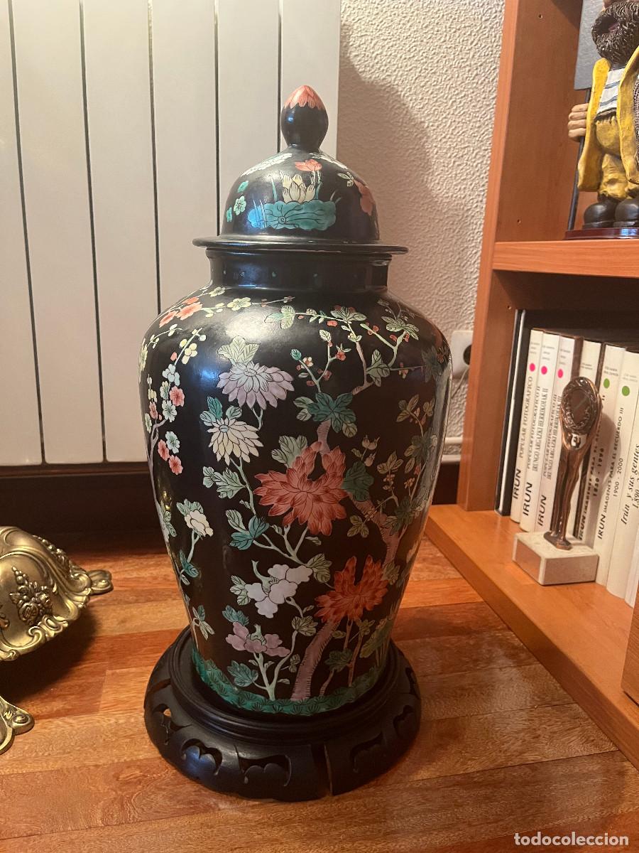 Antig&uuml;edades: Jarr&oacute;n chino negro con decoraci&oacute;n floral y peana