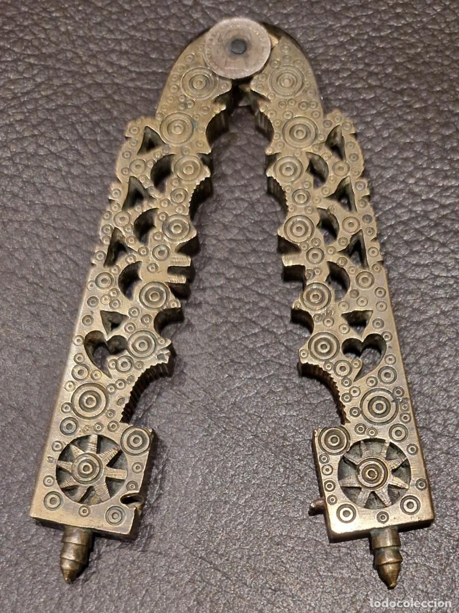 Antig&uuml;edades: Cascapi&ntilde;ones siglo XIX de bronce