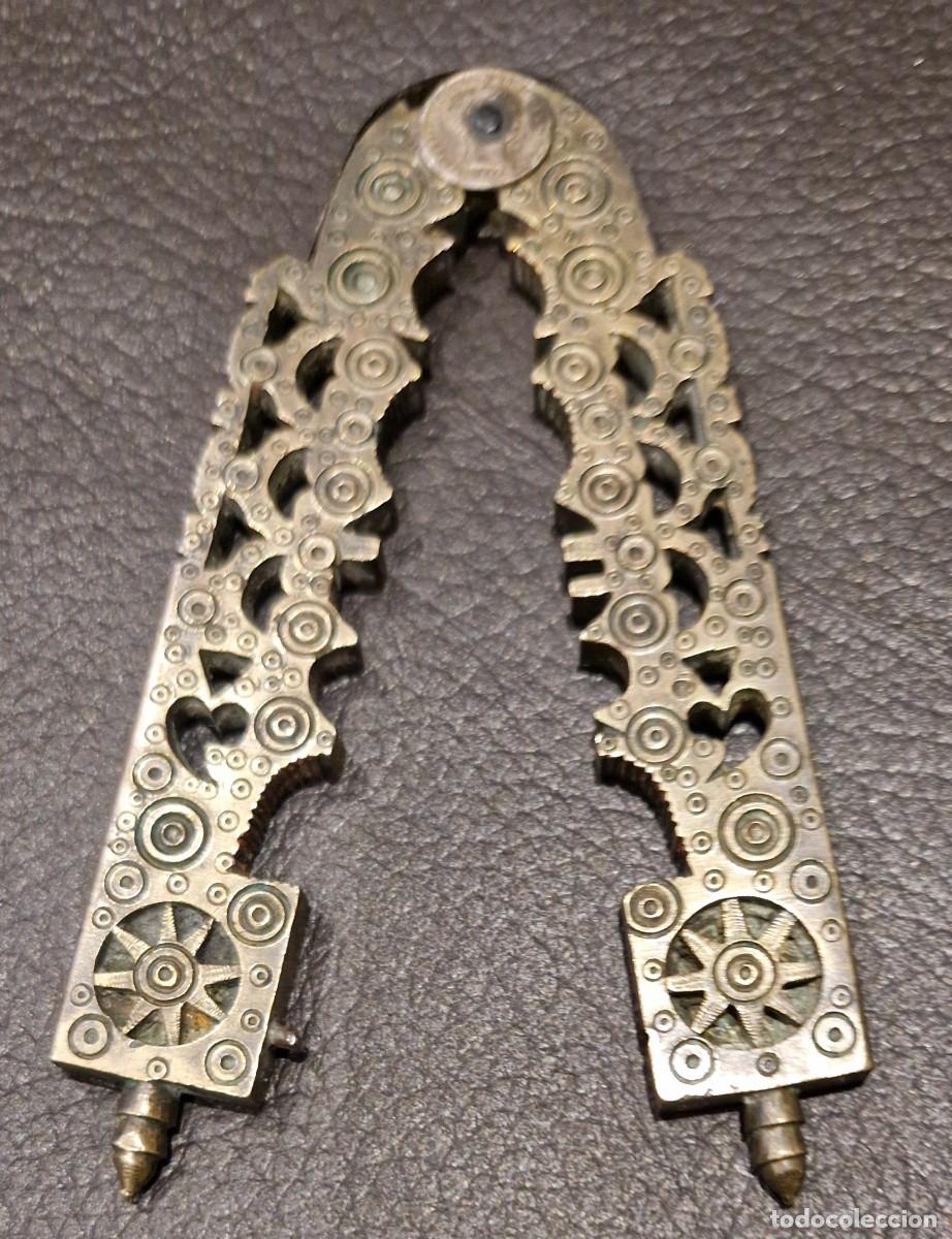 Antig&uuml;edades: Cascapi&ntilde;ones siglo XIX de bronce - Foto 2