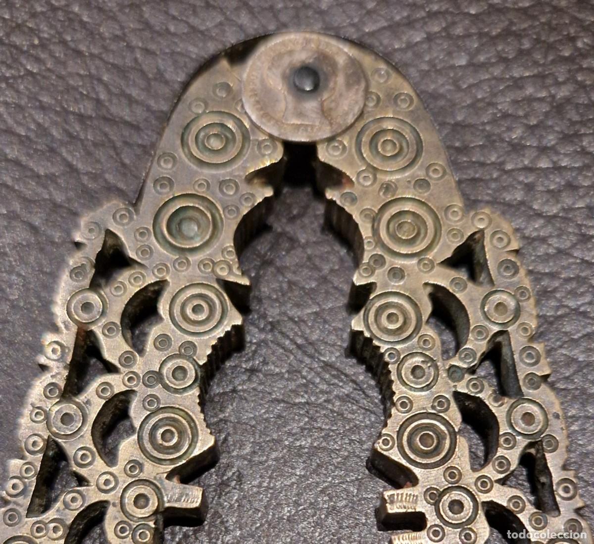 Antig&uuml;edades: Cascapi&ntilde;ones siglo XIX de bronce - Foto 3