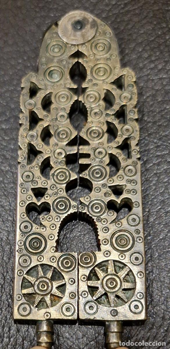 Antig&uuml;edades: Cascapi&ntilde;ones siglo XIX de bronce - Foto 4