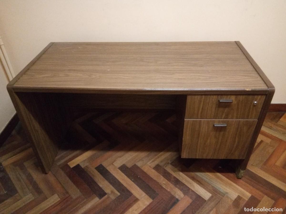 Antig&uuml;edades: Mesa de oficina con un dise&ntilde;o cl&aacute;sico