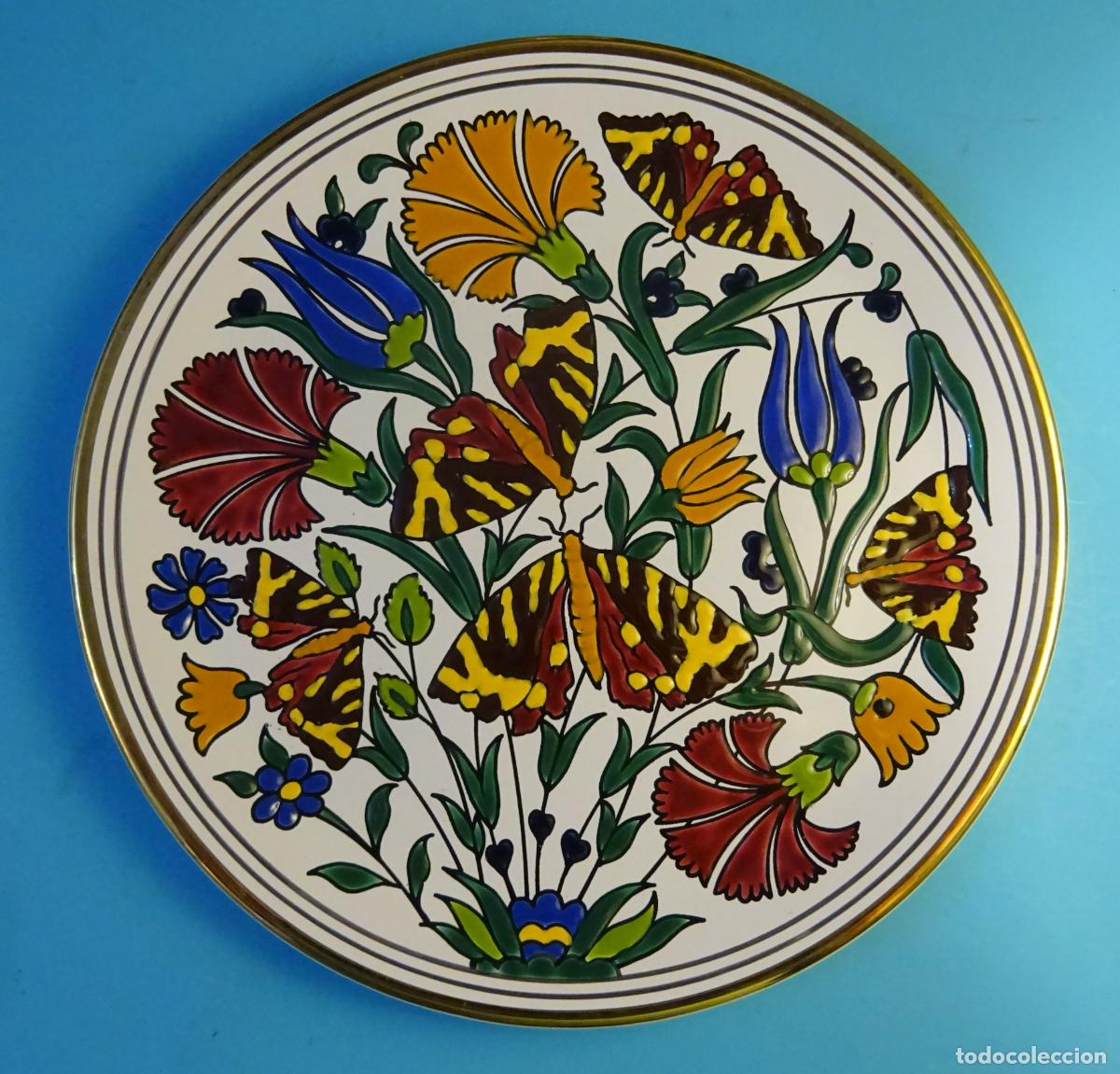Antig&uuml;edades: PLATO DECORADO A MANO FILO ORO MOTIVO EN RELIEVE MARIPOSAS ENTRE FLORES. MANOUSAKIS KERAMIK. RODOS