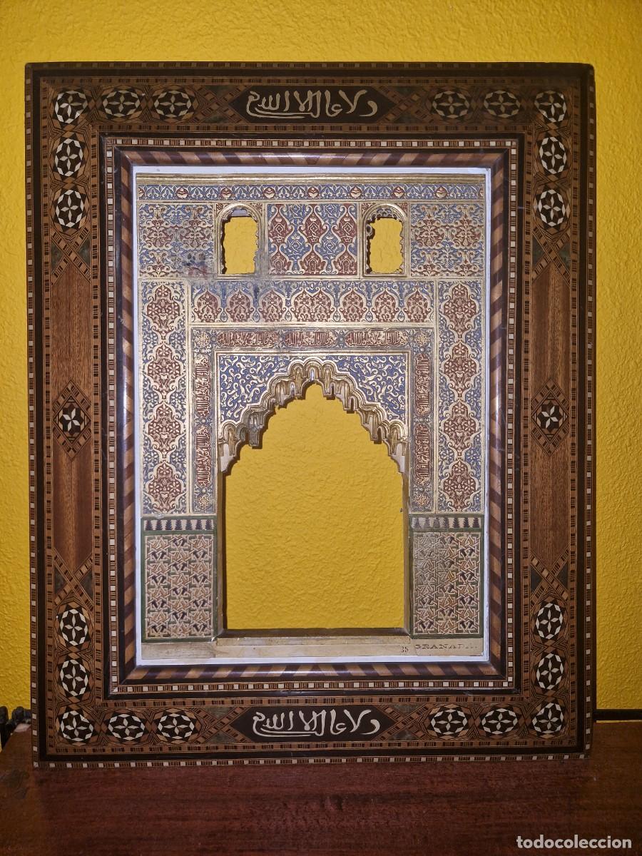 Antig&uuml;edades: MARCO DE REDUCCI&Oacute;N DE PUERTA DE LA ALHAMBRA EN YESO POLICROMADO Y MARCO EN TARACEA