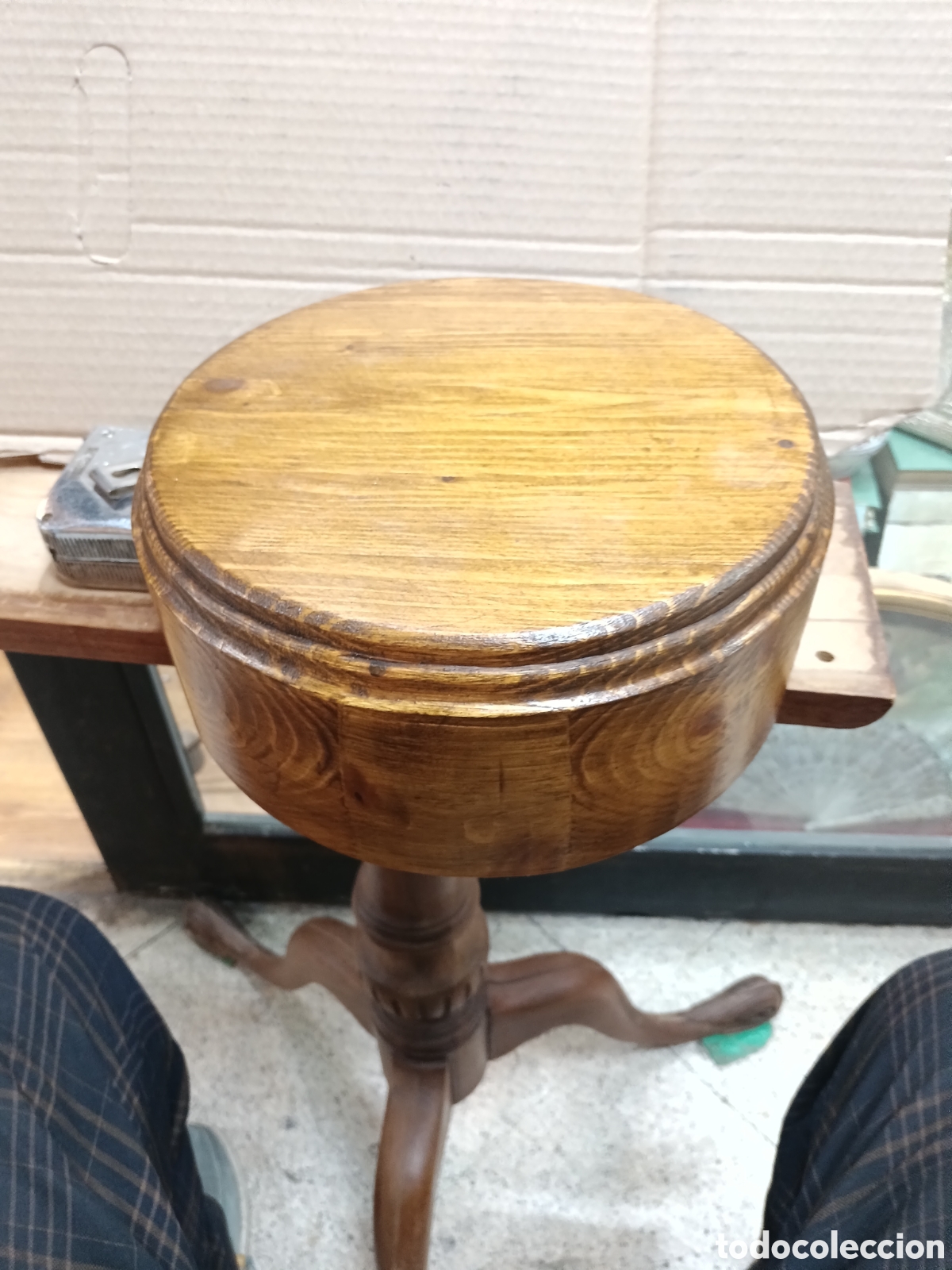 Antig&uuml;edades: Peana circular en madera maciza