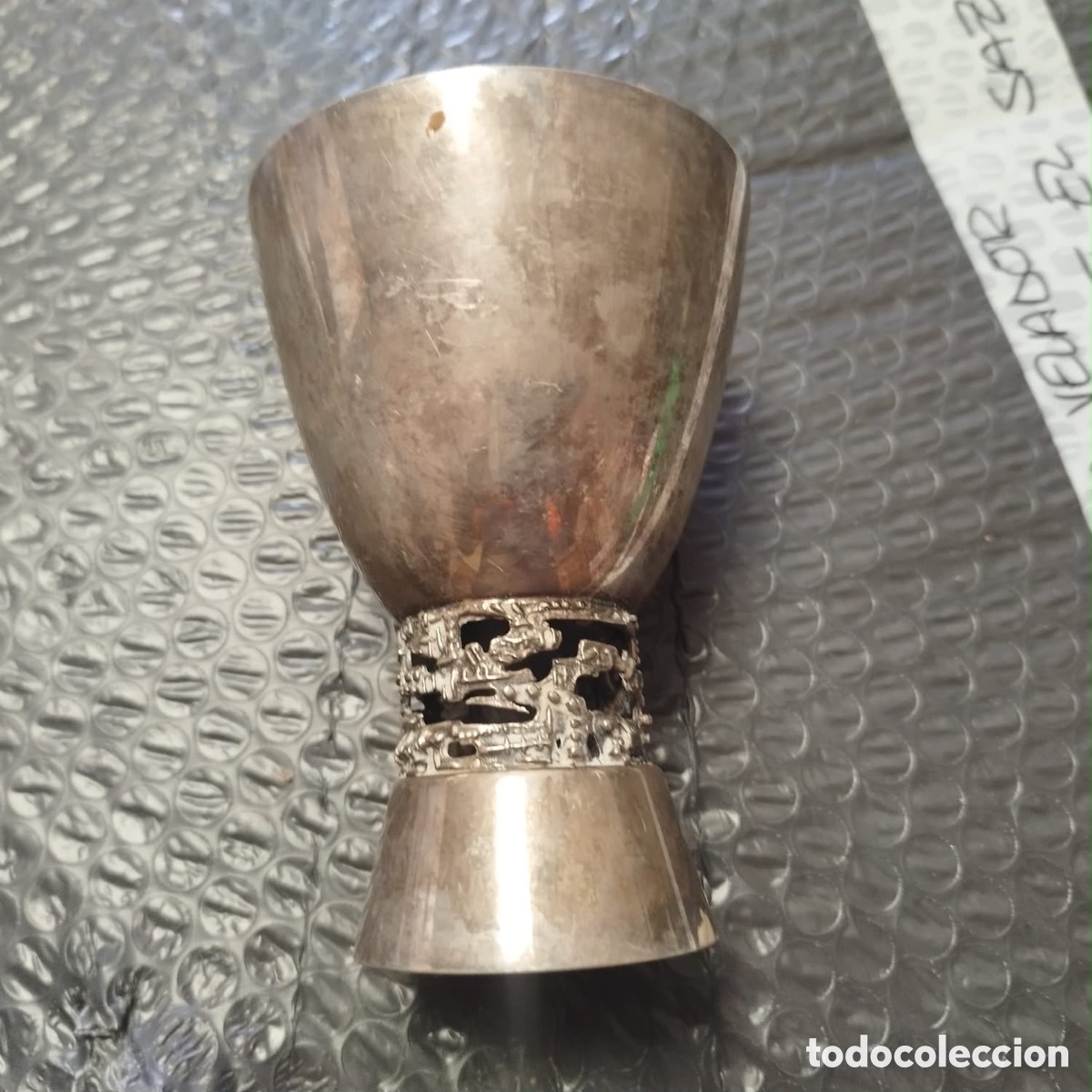 Antig&uuml;edades: copa de metal plateado de la marca Alerium Plaque,